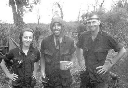 Storia di una fotografia: Vietnam, Hill 881 Sulla sinistra, la piccola Cathy