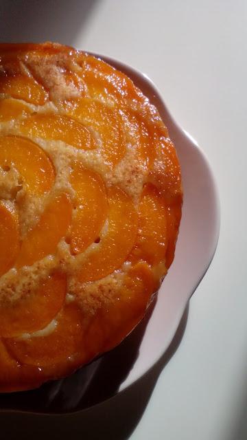 TORTA CON PESCHE AL CARAMELLO