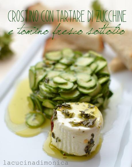 CROSTINO CON TARTARE DI ZUCCHINE E CAPRINO FRESCO SOTTOLIO CROSTINO CON TARTARE DI ZUCCHINE E CAPRINO FRESCO SOTTOLIO