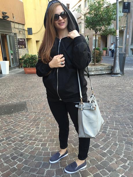 Look in grigio. Sotto il sole con la prima felpa della stagione felpa nera lesara