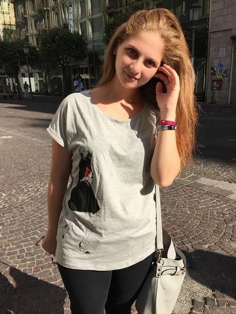 Look in grigio. Sotto il sole con la prima felpa della stagione carmen recupito