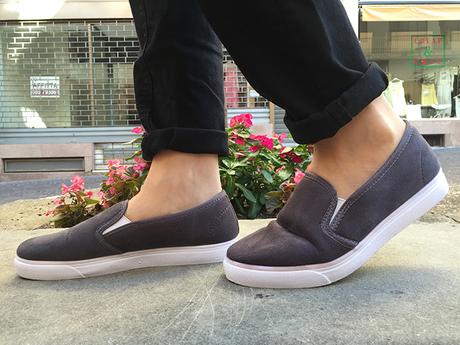 Look in grigio. Sotto il sole con la prima felpa della stagione slipon grigie