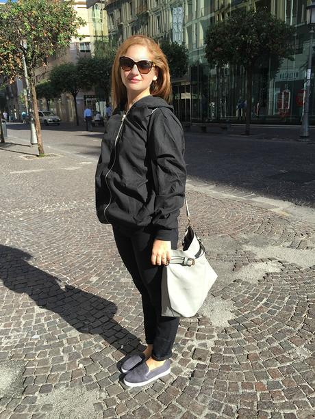 Look in grigio. Sotto il sole con la prima felpa della stagione look lesara