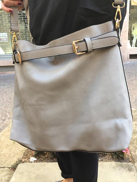 Look in grigio. Sotto il sole con la prima felpa della stagione borsa grigia