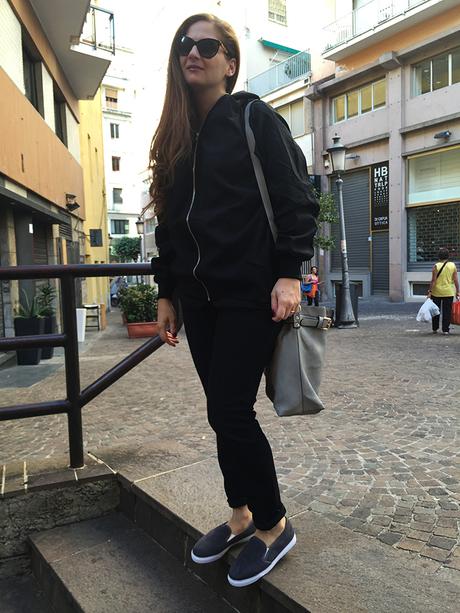 Look in grigio. Sotto il sole con la prima felpa della stagione borsa e felpa lesara