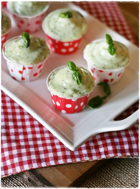 Mini cupcakes al pomodoro con frosting al basilico… Il dolce per StagioniAMO! – Tomato minicupcakes with basil frosting image