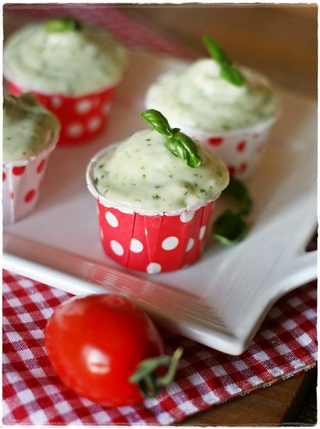 Mini cupcakes al pomodoro con frosting al basilico… Il dolce per StagioniAMO! – Tomato minicupcakes with basil frosting image