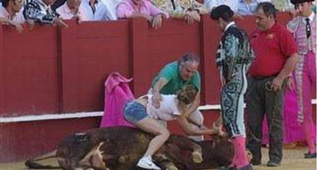 Abbraccia il toro dopo la corrida: il paradosso dell’attivista multata a Malaga