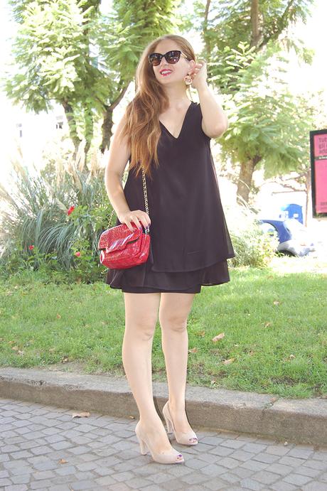 Una sera d’estate. Look romantico in nero borsa rossa Koan