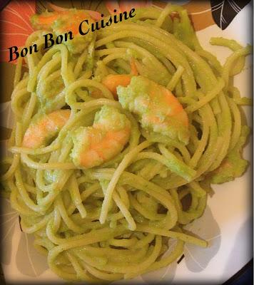 Spaghetti con pesto di zucchine e gamberi