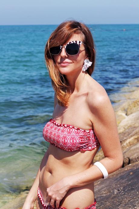 Un bikini Whykini e occhiali da sole Ultimate Collections