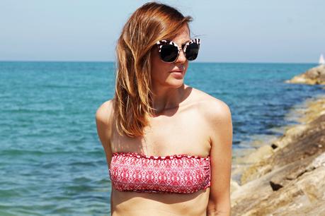 Un bikini Whykini e occhiali da sole Ultimate Collections