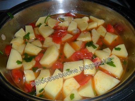 Filetto di nasello con patate e pomodori