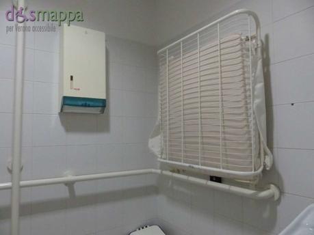 Il bagno accessibile da Trony in via Cappello Il bagno accessibile da Trony in via Cappello