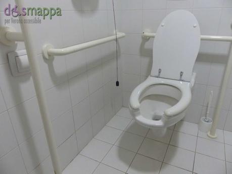 Il bagno accessibile da Trony in via Cappello Il bagno accessibile da Trony in via Cappello