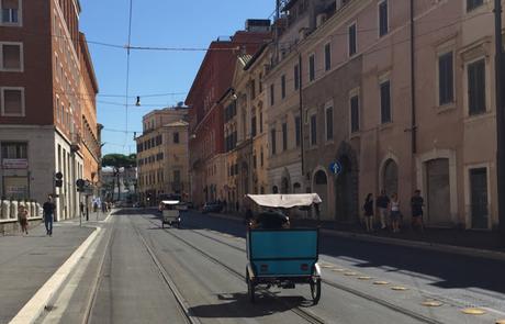 Video. Ecco i risciò che mi hanno quasi arrotato per due giorni di fila al Colosseo. I nuovi prepotenti che si stanno prendendo Roma