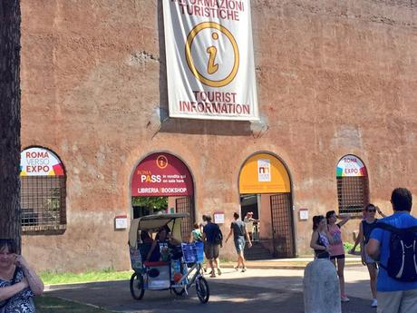 Video. Ecco i risciò che mi hanno quasi arrotato per due giorni di fila al Colosseo. I nuovi prepotenti che si stanno prendendo Roma