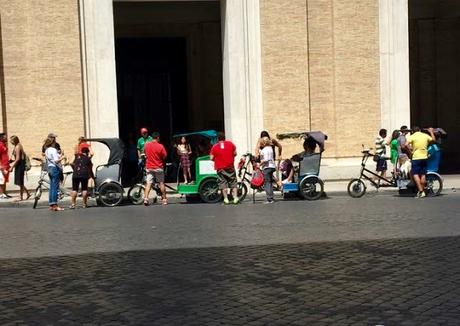 Video. Ecco i risciò che mi hanno quasi arrotato per due giorni di fila al Colosseo. I nuovi prepotenti che si stanno prendendo Roma