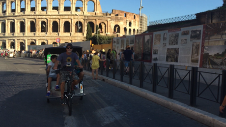 Video. Ecco i risciò che mi hanno quasi arrotato per due giorni di fila al Colosseo. I nuovi prepotenti che si stanno prendendo Roma