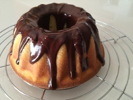 Ciambella profumata con colata morbida di cioccolato