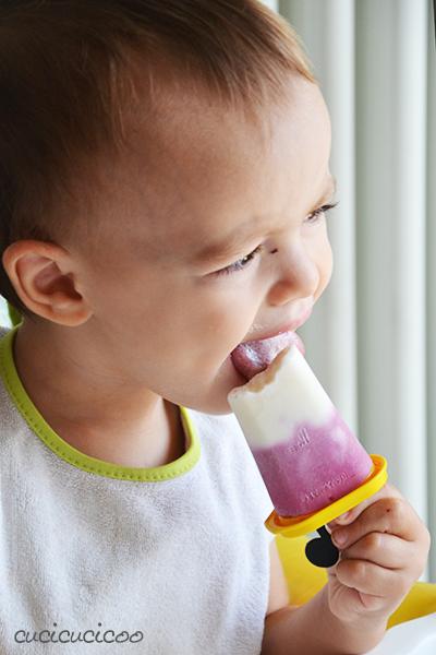 Come fare ghiaccioli a strisce (o a frutta fresca) Come fare ghiaccioli a strisce di yogurt o di succo di frutta, oppure ghiaccioli a frutta fresca! Guarda il resto della rubrica “Come battere il caldo estivo in casa” su www.cucicucicoo.com