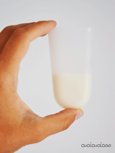 Come fare ghiaccioli a strisce (o a frutta fresca) Come fare ghiaccioli a strisce di yogurt o di succo di frutta, oppure ghiaccioli a frutta fresca! Guarda il resto della rubrica “Come battere il caldo estivo in casa” su www.cucicucicoo.com