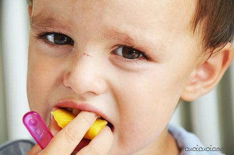 Come fare ghiaccioli a strisce (o a frutta fresca) Come fare ghiaccioli a strisce di yogurt o di succo di frutta, oppure ghiaccioli a frutta fresca! Guarda il resto della rubrica “Come battere il caldo estivo in casa” su www.cucicucicoo.com