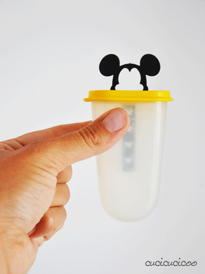 Come fare ghiaccioli a strisce (o a frutta fresca) Come fare ghiaccioli a strisce di yogurt o di succo di frutta, oppure ghiaccioli a frutta fresca! Guarda il resto della rubrica “Come battere il caldo estivo in casa” su www.cucicucicoo.com