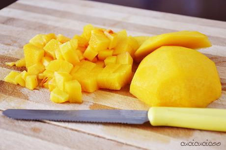 Come fare ghiaccioli a strisce (o a frutta fresca) Come fare ghiaccioli a strisce di yogurt o di succo di frutta, oppure ghiaccioli a frutta fresca! Guarda il resto della rubrica “Come battere il caldo estivo in casa” su www.cucicucicoo.com