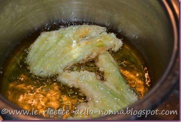 Fiori di zucca dolci fritti (4) Fiori di zucca dolci fritti (4)