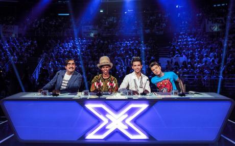 X Factor-La giuria, su Sky Uno e Sky Tg24 DTT intervista ai nuovi giudici su un divano itinerante