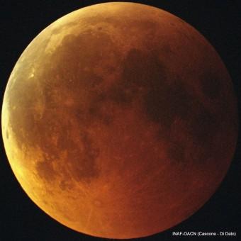 Una ripresa dell'eclissi totale di Luna del 15 giugno 2011. Crediti: Enrico Cascone e Andrea Di Dato - INAF Osservatorio Astronomico di Capodimonte