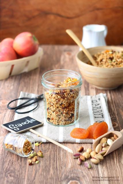 Granola con quinoa, albicocche e pistacchi