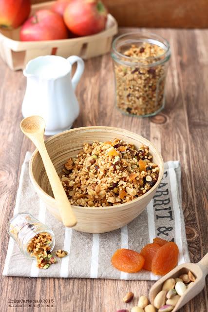 Granola con quinoa, albicocche e pistacchi