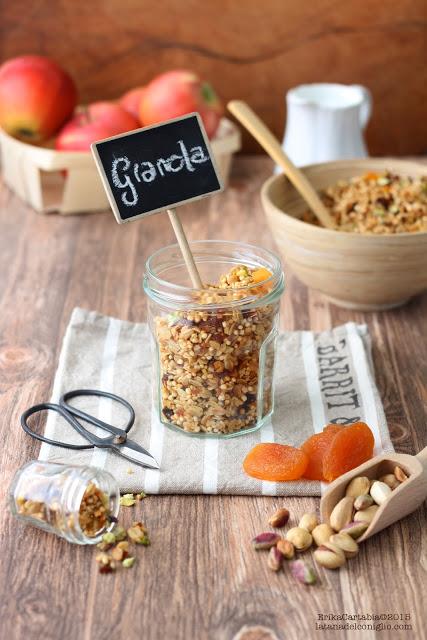 Granola con quinoa, albicocche e pistacchi