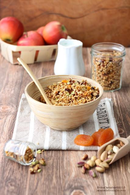 Granola con quinoa, albicocche e pistacchi