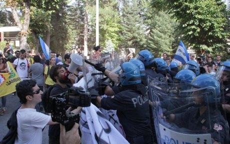 L’Aquila, lo sfogo dei comitati: vogliono vietarci di manifestare matteo_renzi_aquila_contestazioni_01