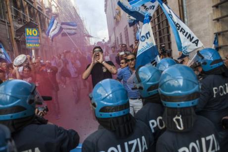 Renzi all’Aquila, scontri e cariche della polizia: 4 feriti e polemiche image (4)