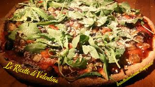 Pizza integrale con verdure arrosto, rucola e Pizza integrale verdure arrosto, rucola