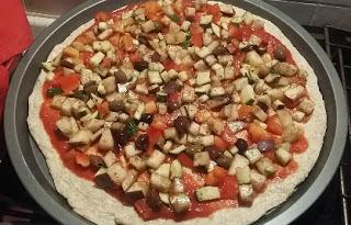 Pizza integrale con verdure arrosto, rucola e Pizza integrale verdure arrosto, rucola