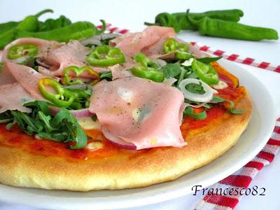 Pizza in rosso con bufala e mortadella