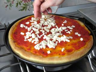 Pizza in rosso con bufala e mortadella