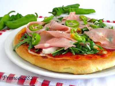 Pizza in rosso con bufala e mortadella