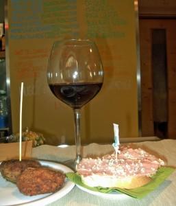 Rebechin con polpette e tartina di prosciutto cotto tagliato a mano con pioggia di cren grattugiato sopra, e un calice di vino