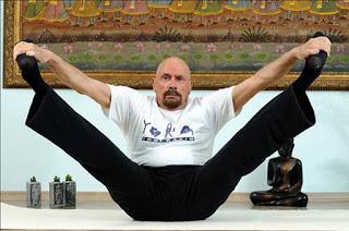 A 95 anni ne dimostra la metà grazie allo yoga A 95 anni ne dimostra la metà grazie allo yoga