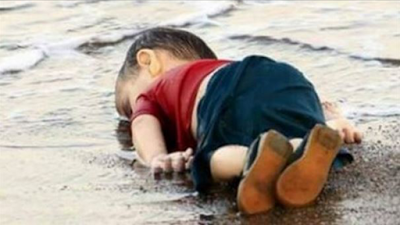 Il bimbo morto in mare e i trenta euro agli immigrati Il bimbo morto in mare e i trenta euro agli immigrati