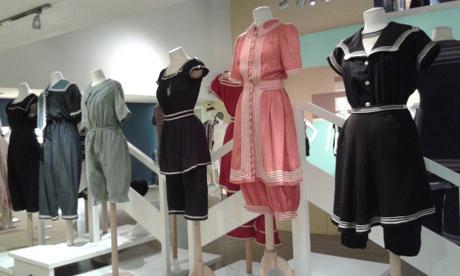 I Do Like to Be Beside The Seaside: anche il costume da bagno ha una sua storia. Fashion and Textile Museum. London. 2015© Paola Cacciari