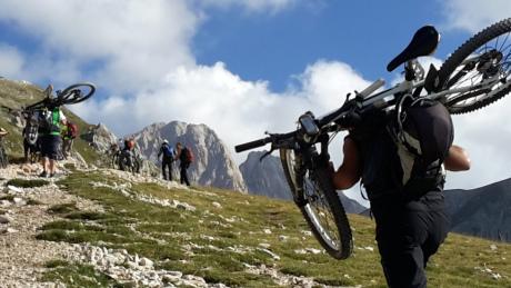 Un giorno sul Gran Sasso, tra code e sgomitate, scenari mozzafiato e pericolo caduta massi image (1)