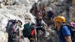 Un giorno sul Gran Sasso, tra code e sgomitate, scenari mozzafiato e pericolo caduta massi Un giorno sul Gran Sasso, tra code e sgomitate, scenari mozzafiato e pericolo caduta massi