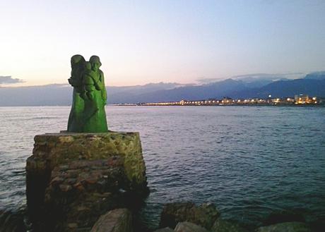 ” L’attesa ” di Inaco Biancalana Viareggio - panorama dal molo